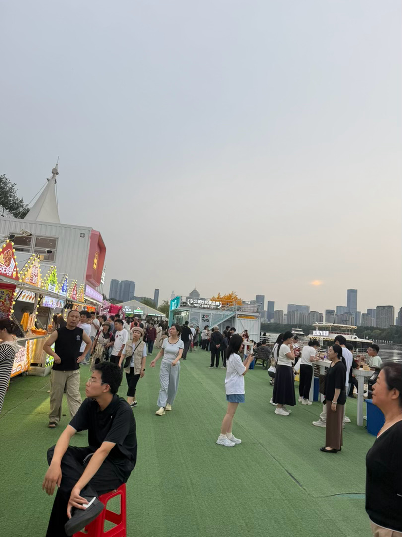 好久好久没有出门了，感觉舒服…… 沈阳·浑河外滩市集