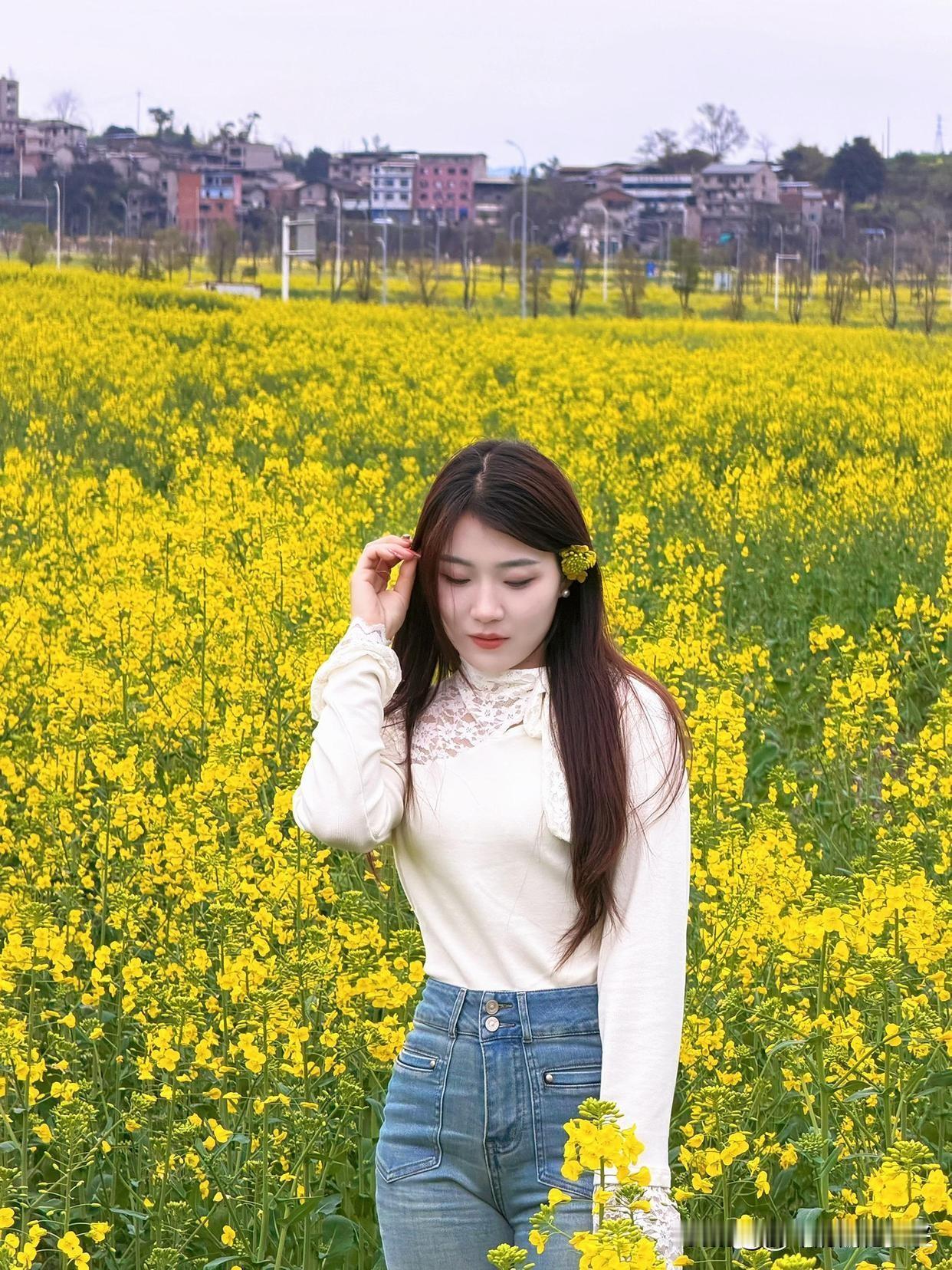 晒图笔记大赛 女孩在油菜花田里拍照，好美！