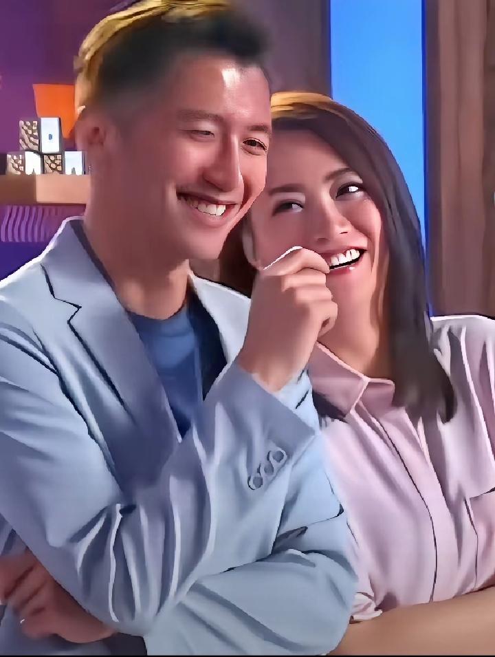谢霆锋的经纪人霍汶希望向谢霆锋的眼神真是把我齁到了，为什么他们两个不能走在一起呢