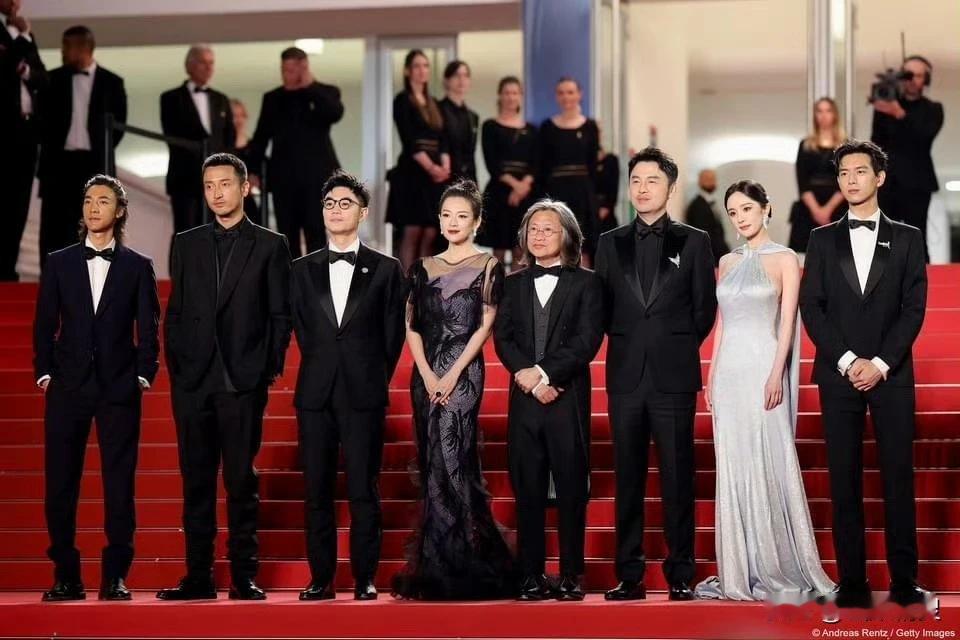 《酱园弄》剧组出席本次戛纳电影节红毯，

比起章子怡脸部笑的有些僵硬外，杨幂笑的