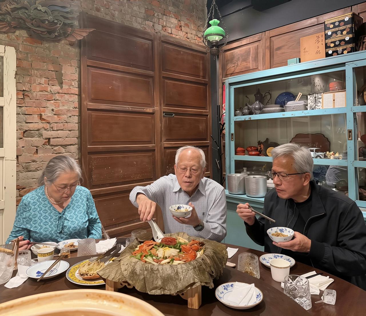 褪去科技大佬的光环，这是黄仁勋陪年迈父母聚餐的温馨瞬间。没有聚光灯与奖章，只有一