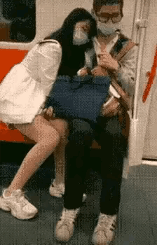 这两个年轻人口干舌燥，饥渴难耐，在公共场所做出了疯狂的举动，这种不管不顾、任意而