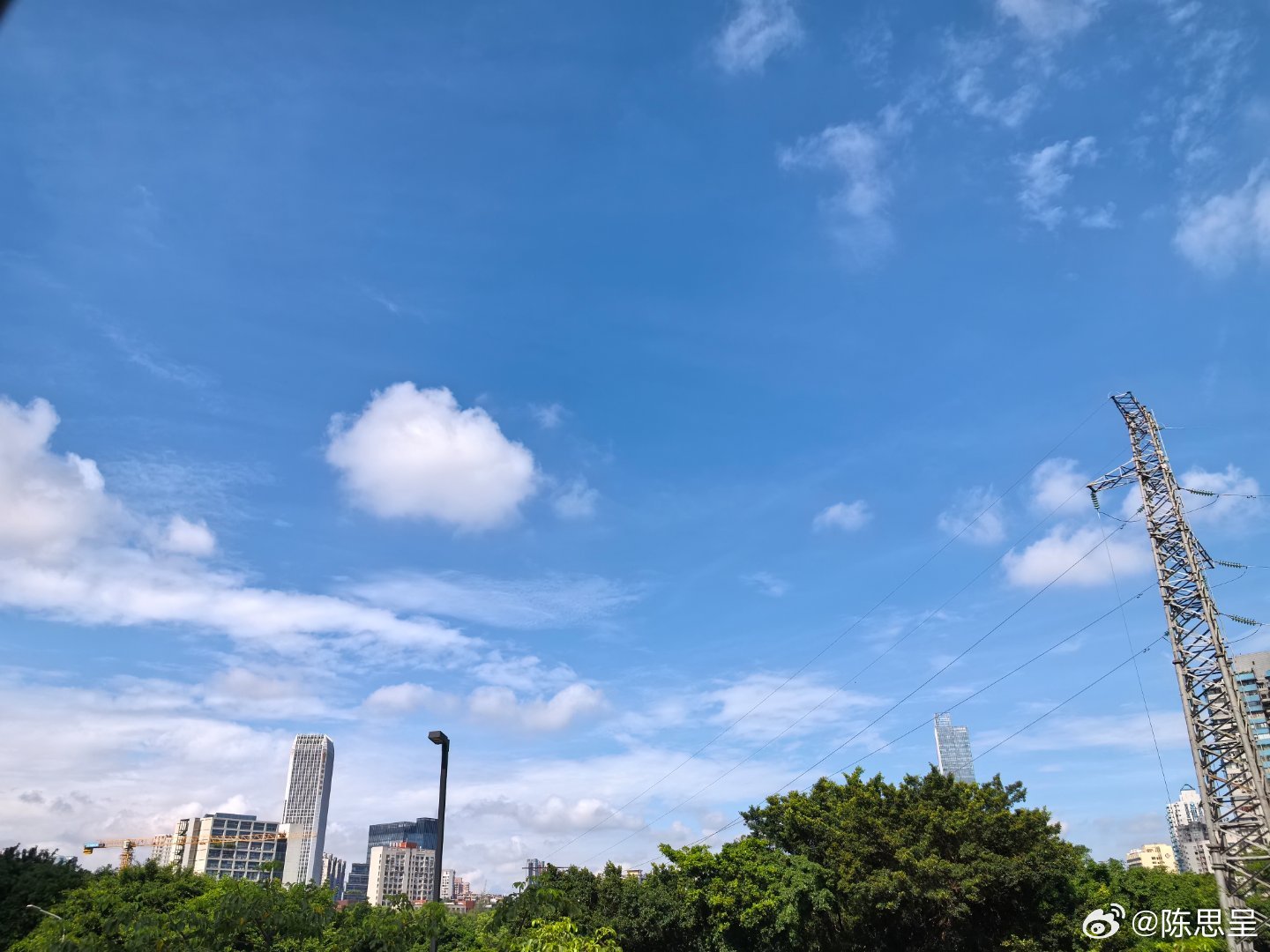 天气好得跟动画片似的 