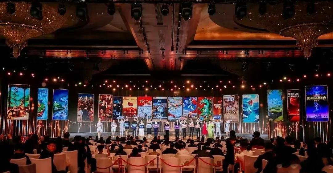 央视片单生命树排面双c位 ，传闻中的下班时间压轴的作品排面太大排在了最边上。 ​