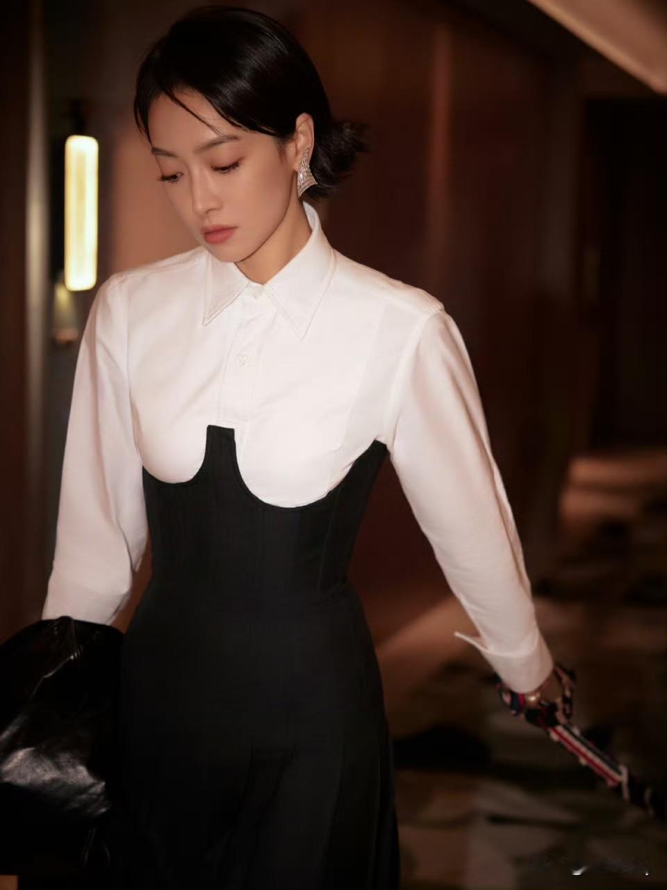 无力吐槽宋茜的衣服，实在是太丑了，让人很不适。你说说，黑色部分设计非要弄出胸型，