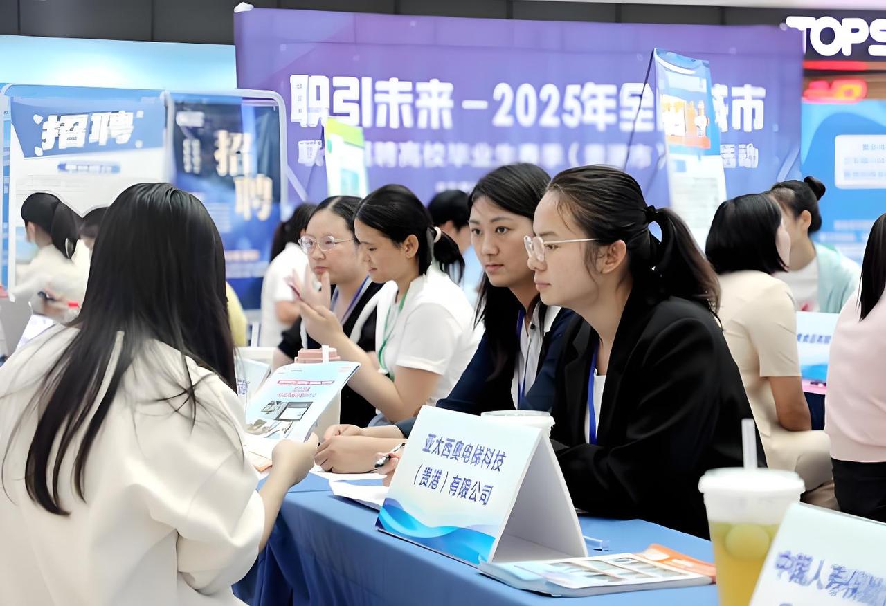 现在大学生就业难的核心原因？真话不洗脑✅
每年毕业季，“就业难”都会冲上热搜，很