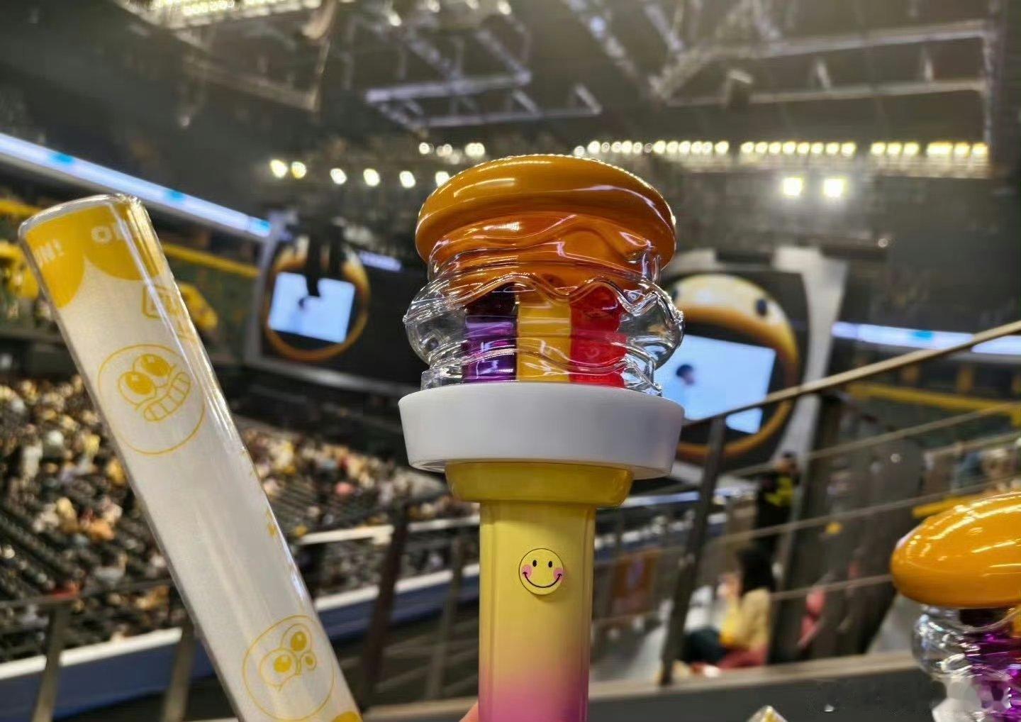 (✪ω✪)还是弟弟会玩！黄子弘凡演唱会发的应援棒是发光🍔，好可爱啊！ 