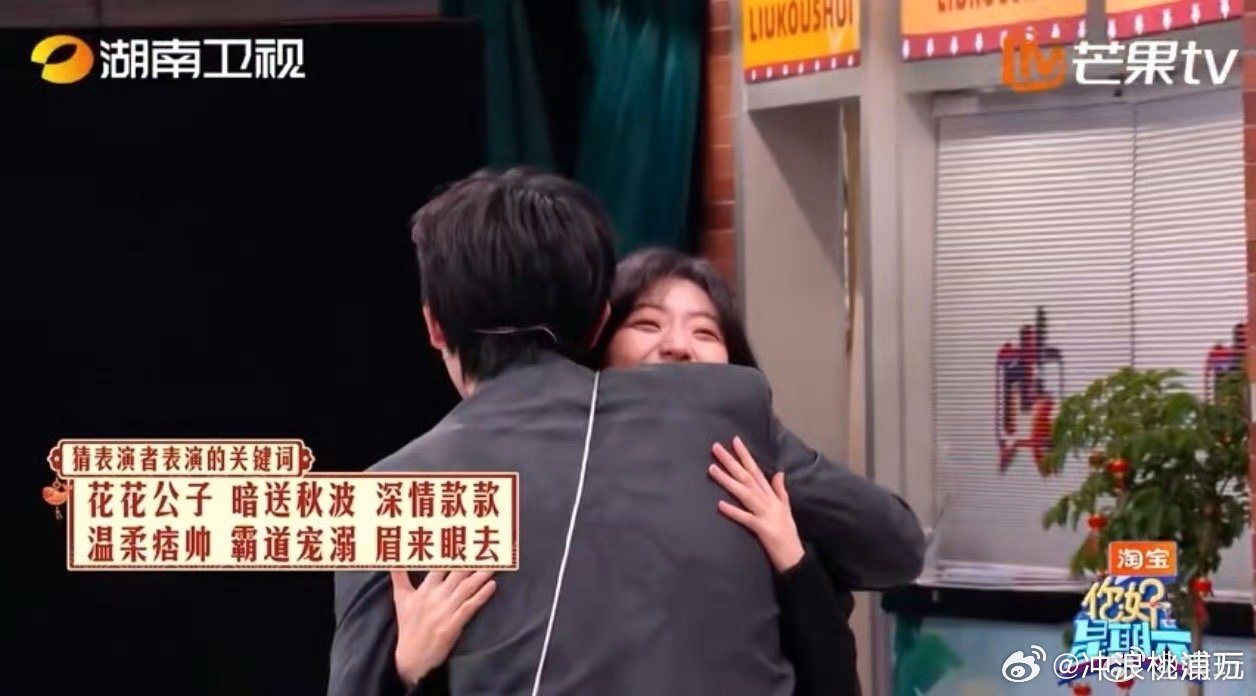 陈飞宇这一抱霸道宠溺住了陈飞宇唱歌时一把搂住孙千 ，又霸道又宠溺，行行行你俩坠甜