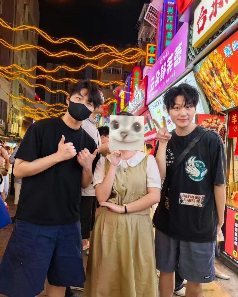 才刷到昨晚的偶遇图，所以他俩是剪头发了吗？虽然小卷毛很可爱，但其实我心里一直觉得