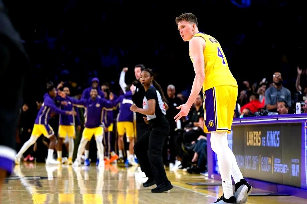 湖人给的机会，快被他自己作没了。
 

主场被雷霆血洗36分，主力伤了一堆，本该