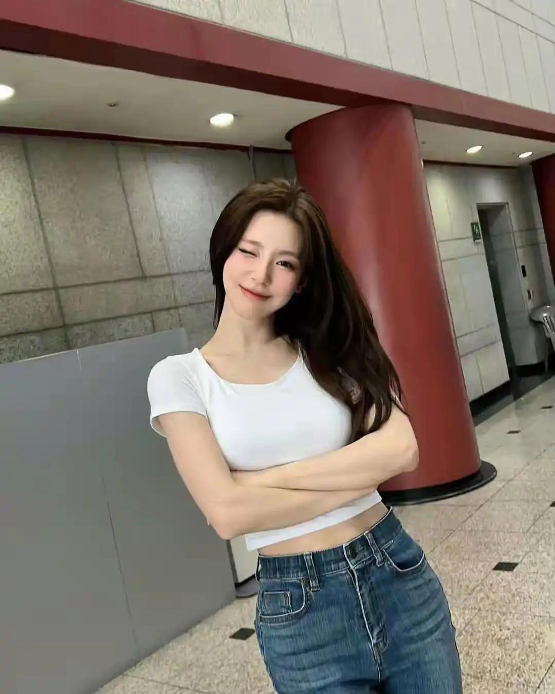 元气少女在地铁站，微笑面对每一天！😊✨真的是太漂亮了你认为人幸福不幸福取决于什