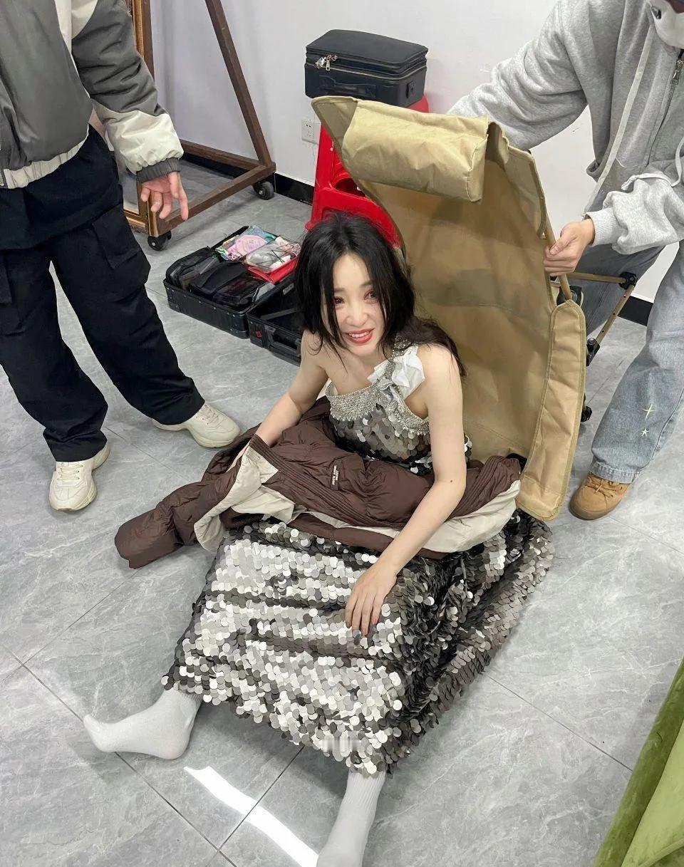 一觉还没睡醒就这样了，柳岩就没这么尴尬过。正在睡梦中的柳岩被惊醒了，原因就是她坐