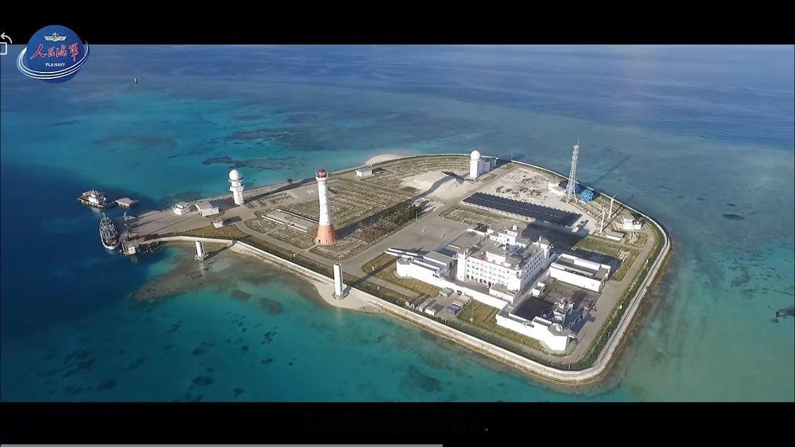 南沙群岛赤瓜岛——直升机停机坪、小型码头、灯塔、营房、信号塔、雷达站、太阳能电池