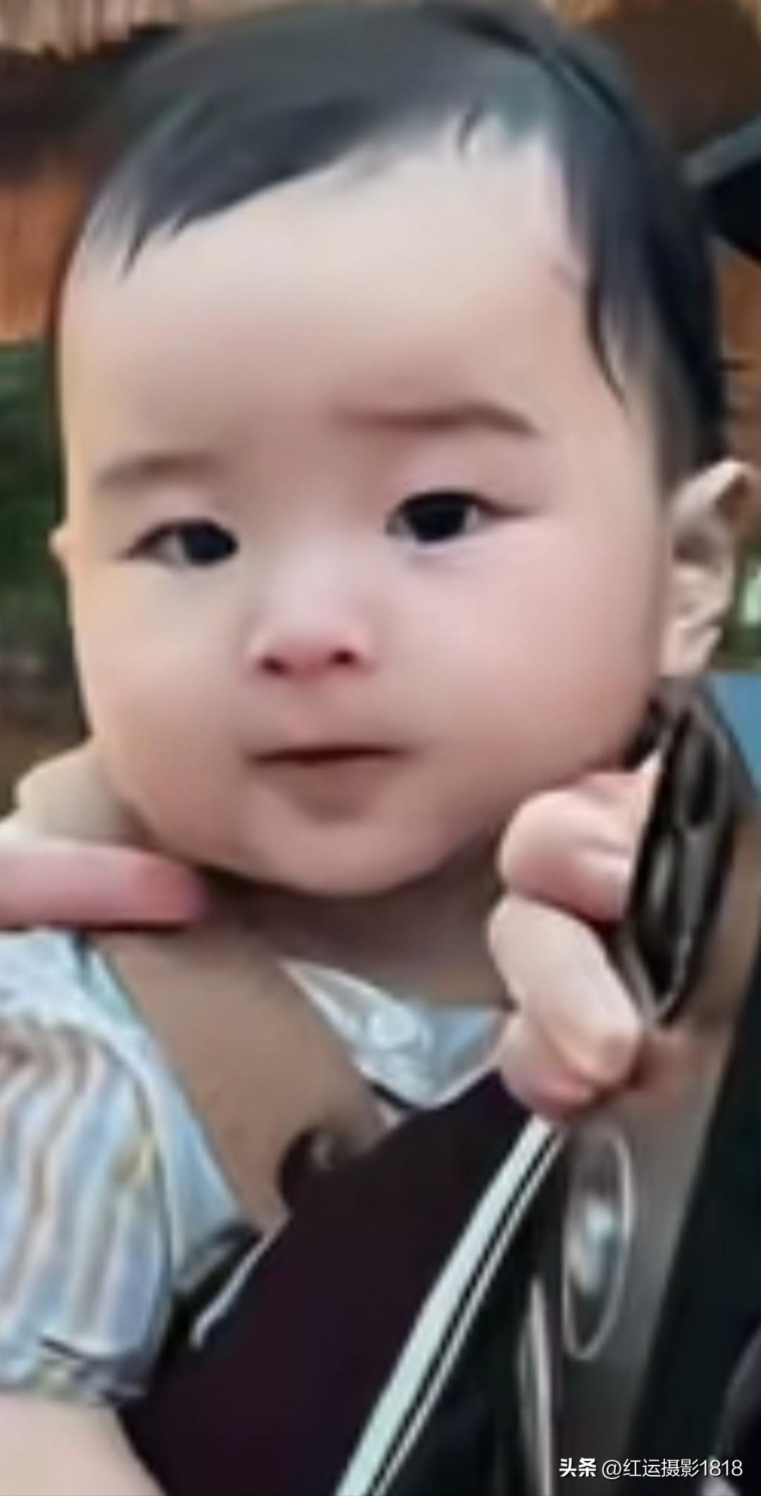 马筱梅说汪宝7个多月长到20斤了，妈妈都快抱不动了，马筱梅身材很瘦，汪宝肉呼呼，