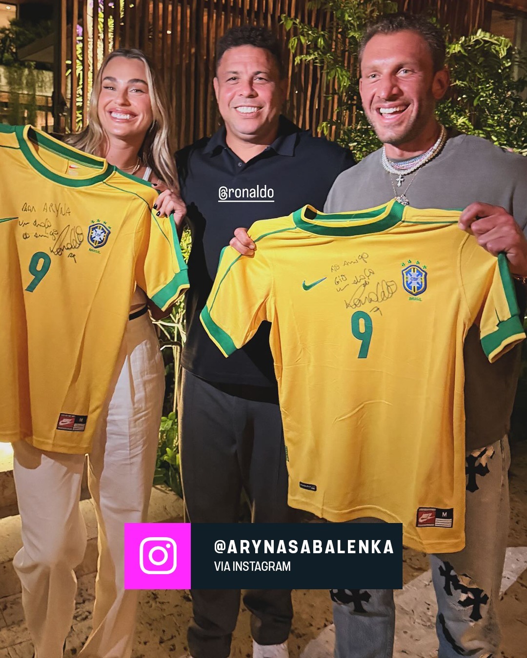 #萨巴伦卡获赠罗纳尔多球衣# 萨巴伦卡和未婚夫日前收到了巴西足球传奇罗纳尔多的亲