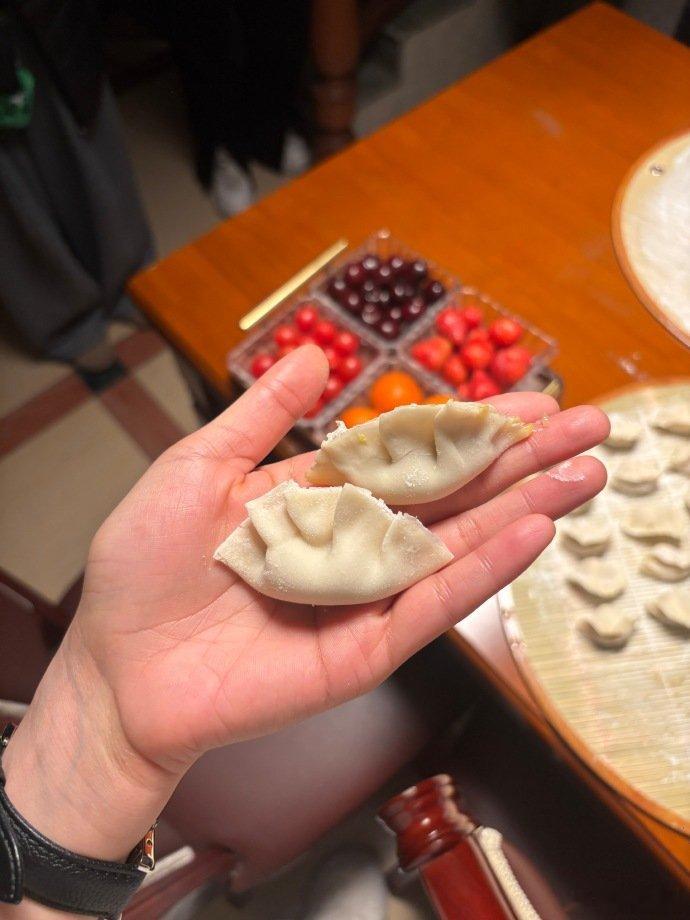 张婧仪分享小年plog 张婧仪分享小年plog 包的饺子也太漂亮了吧，红色毛衣造