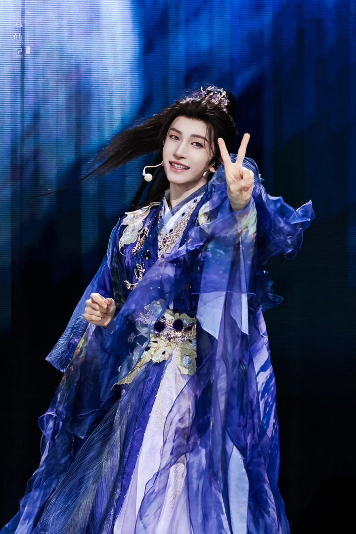 刘宇一年有三百多个舞台 刘宇说自己喜欢研究彩妆，因为演出太多，每次都想给观众一点