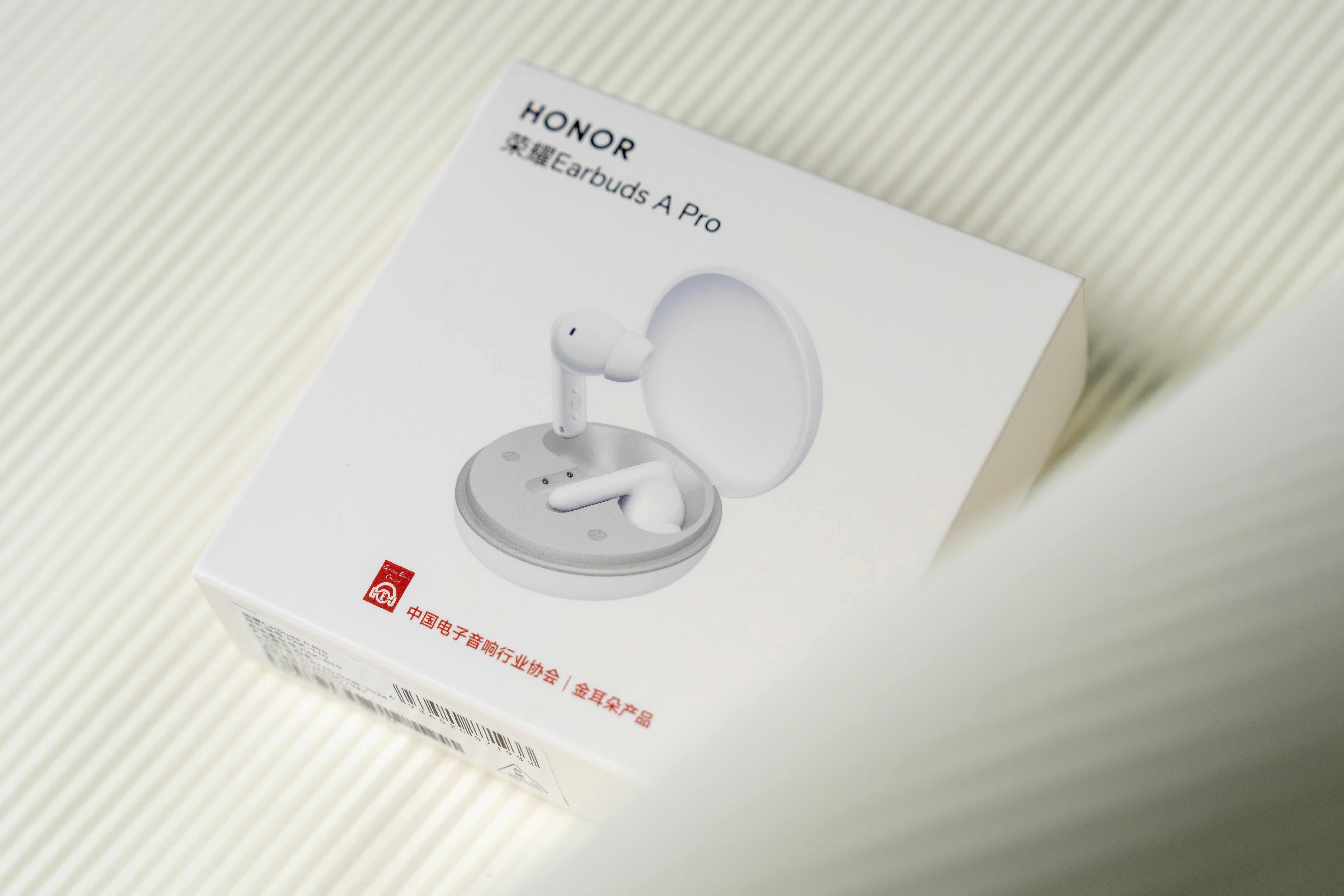 荣耀EarBuds A Pro，小巧、轻盈，就像一颗马卡龙，又像女生包包里的化妆