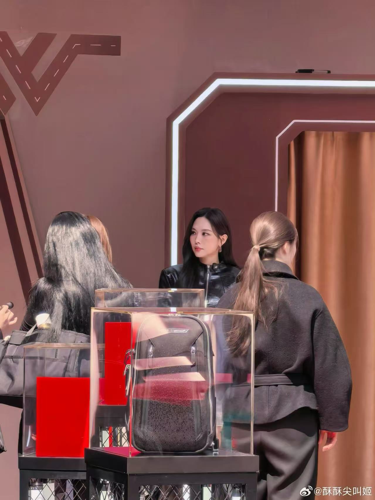 王霏霏赛车服没有不帅的义务从出发造型到现场亮相，王霏霏把赛车风驾驭得恰到好处，鸭