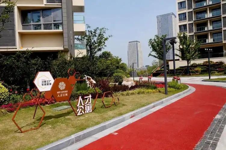 官方通知：高层次人才购房，最高抵扣200万首付款。
看到消息，我激动地查了一下扬