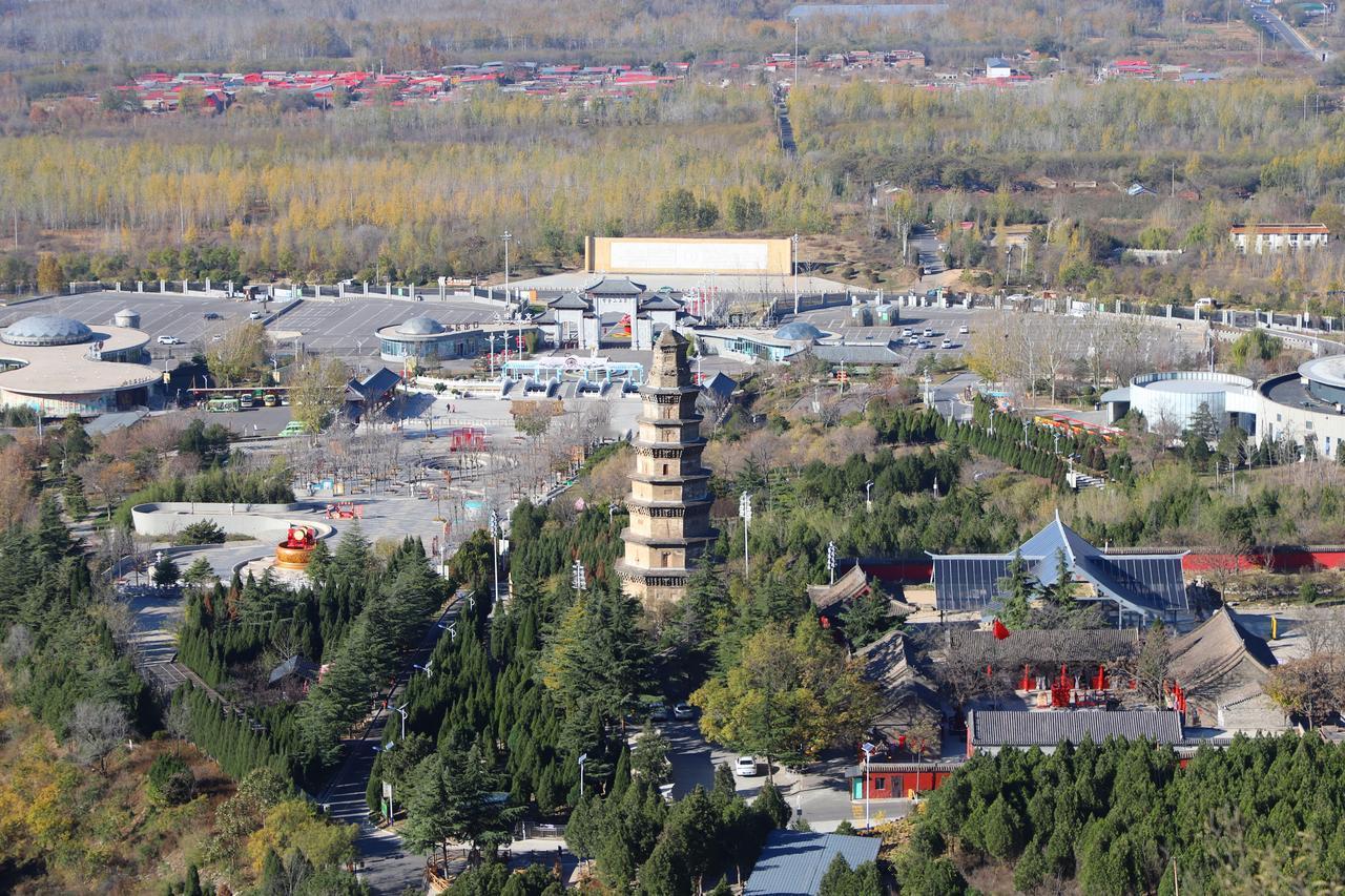 这里是中国北方石窟艺术的瑰宝。北齐的工匠们怀着虔诚之心，在坚硬的石壁上雕琢出一尊