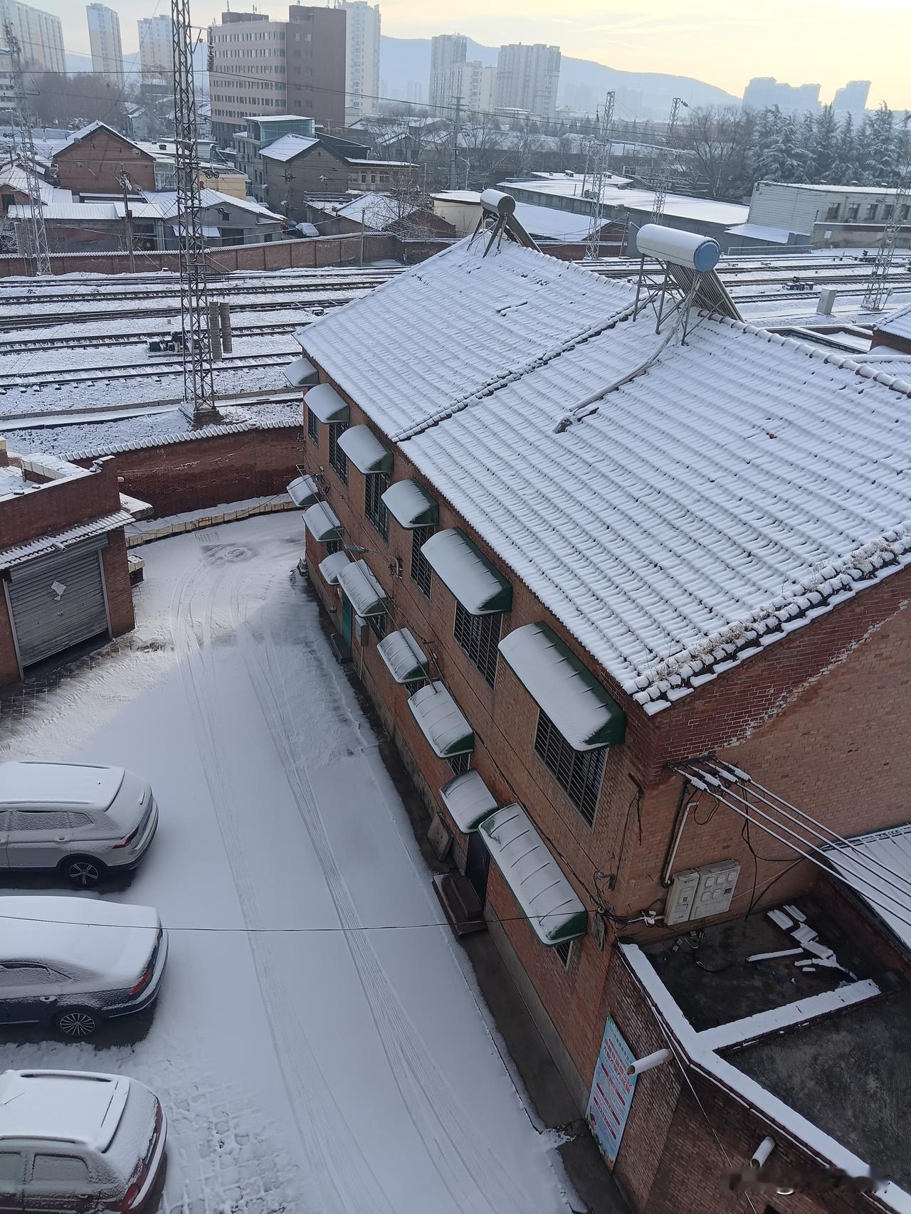 网友好。昨天我们这里下雪了。今早起来，路上几乎没有车辆行驶。不知道是放假的缘故，