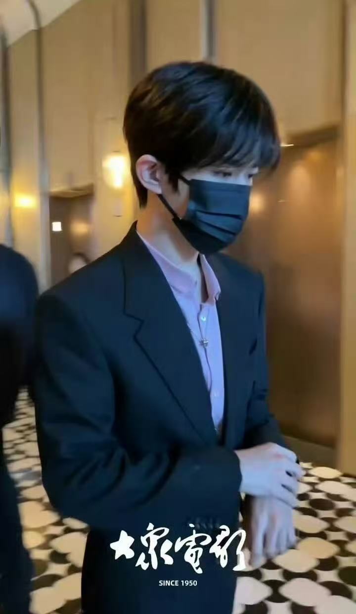 易烊千玺出席金鸡奖提名者表彰，粉色衬衫太帅了 