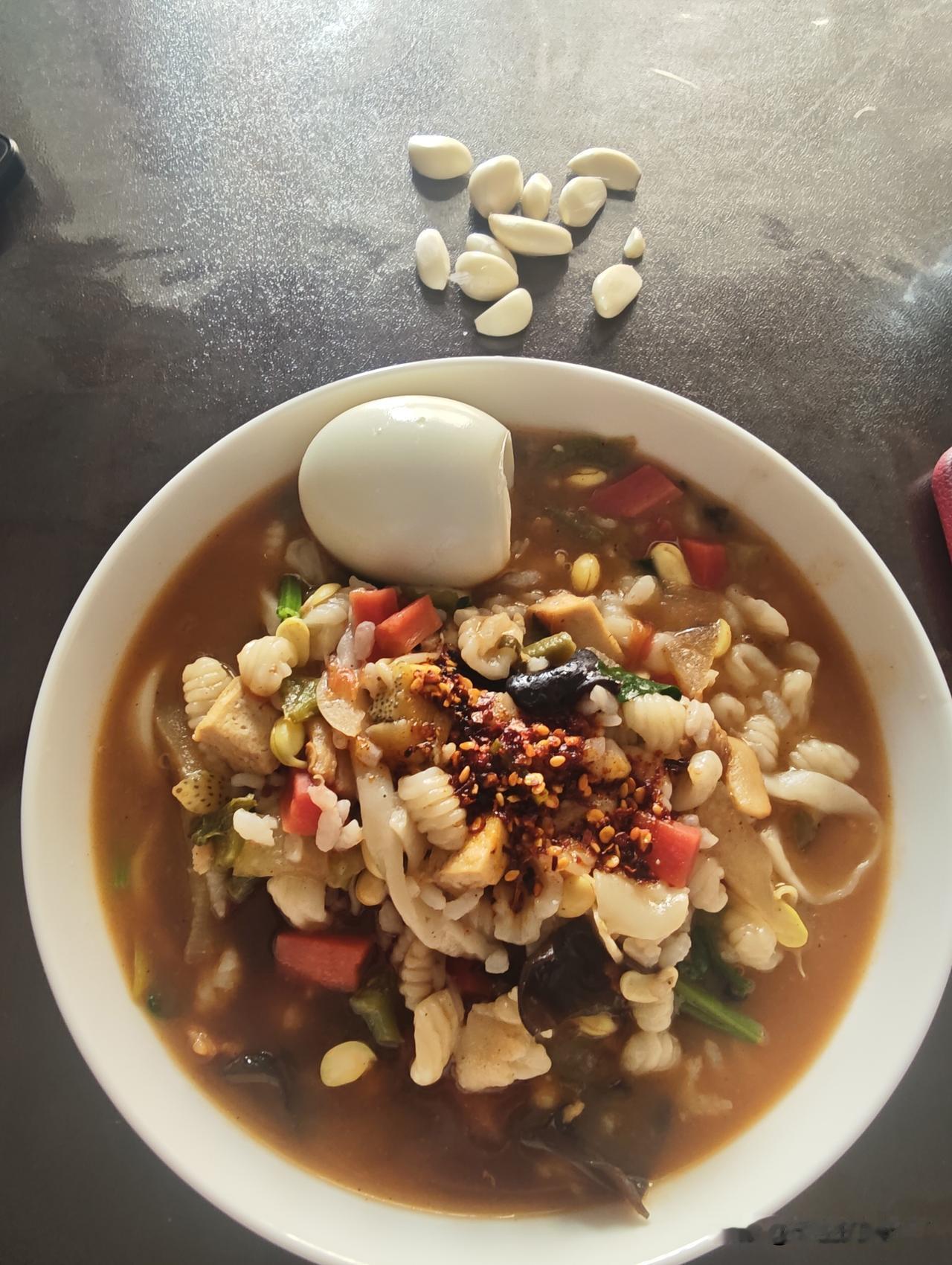今天中午饭，最近没吃过麻食了。今天中午来一大碗，解解馋。