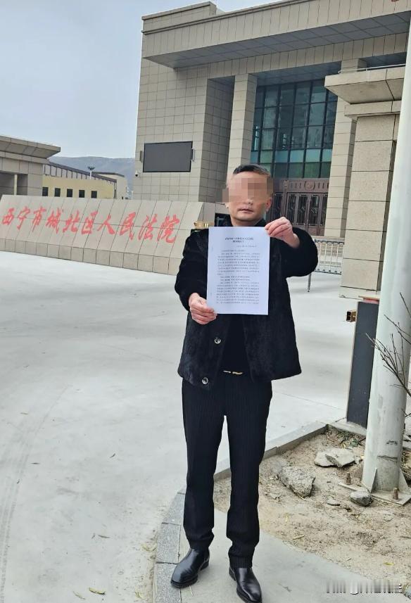 太离谱了！青海西宁，一男子陪母亲做核酸扫码异常被带到派出所，母亲解释时遭民警责骂