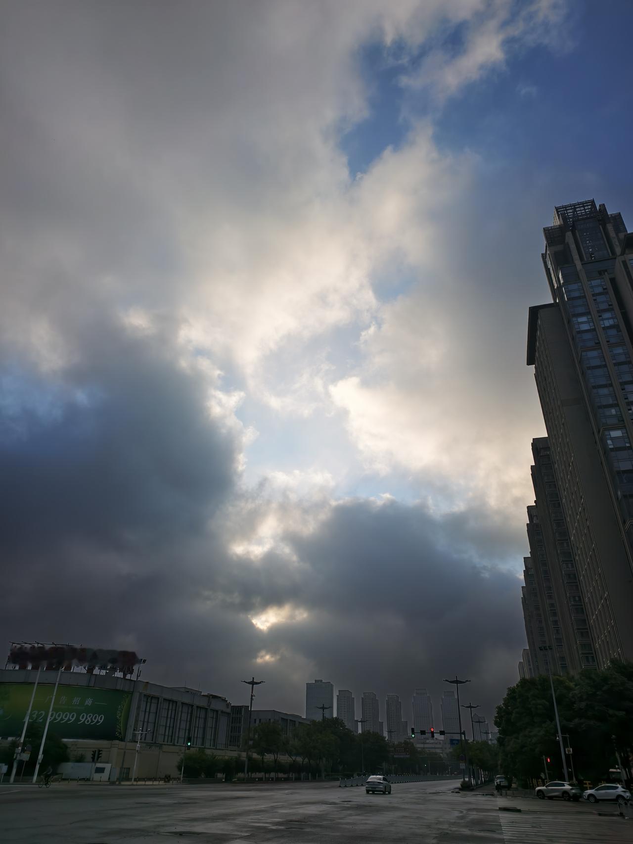 6月29日星期一（农历五月十五）工作日，公历6月倒数第2天。
天津市天气：阴，傍