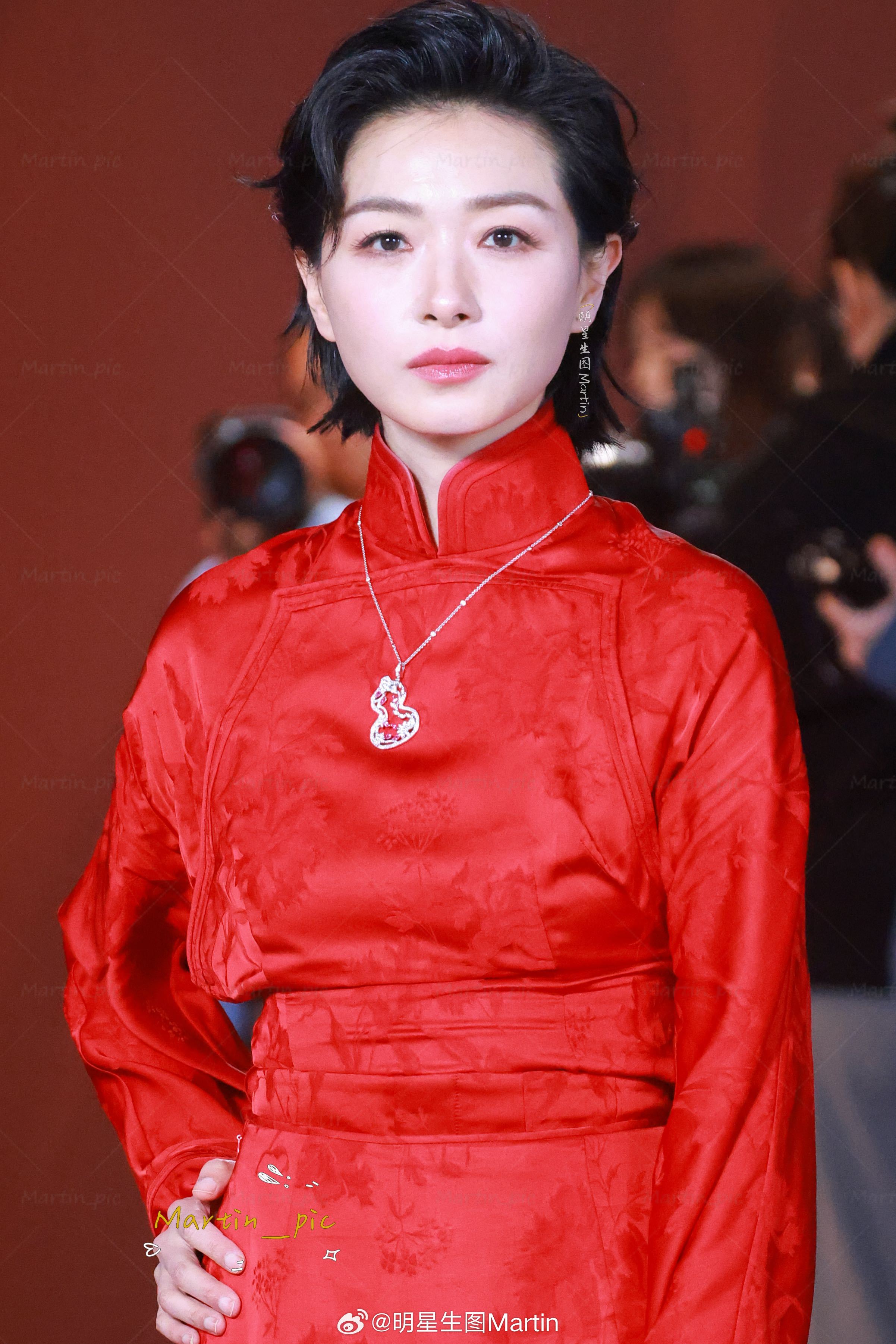 万茜 万茜上城士非遗巡游展生图好飒的中国红上城士非遗巡游展