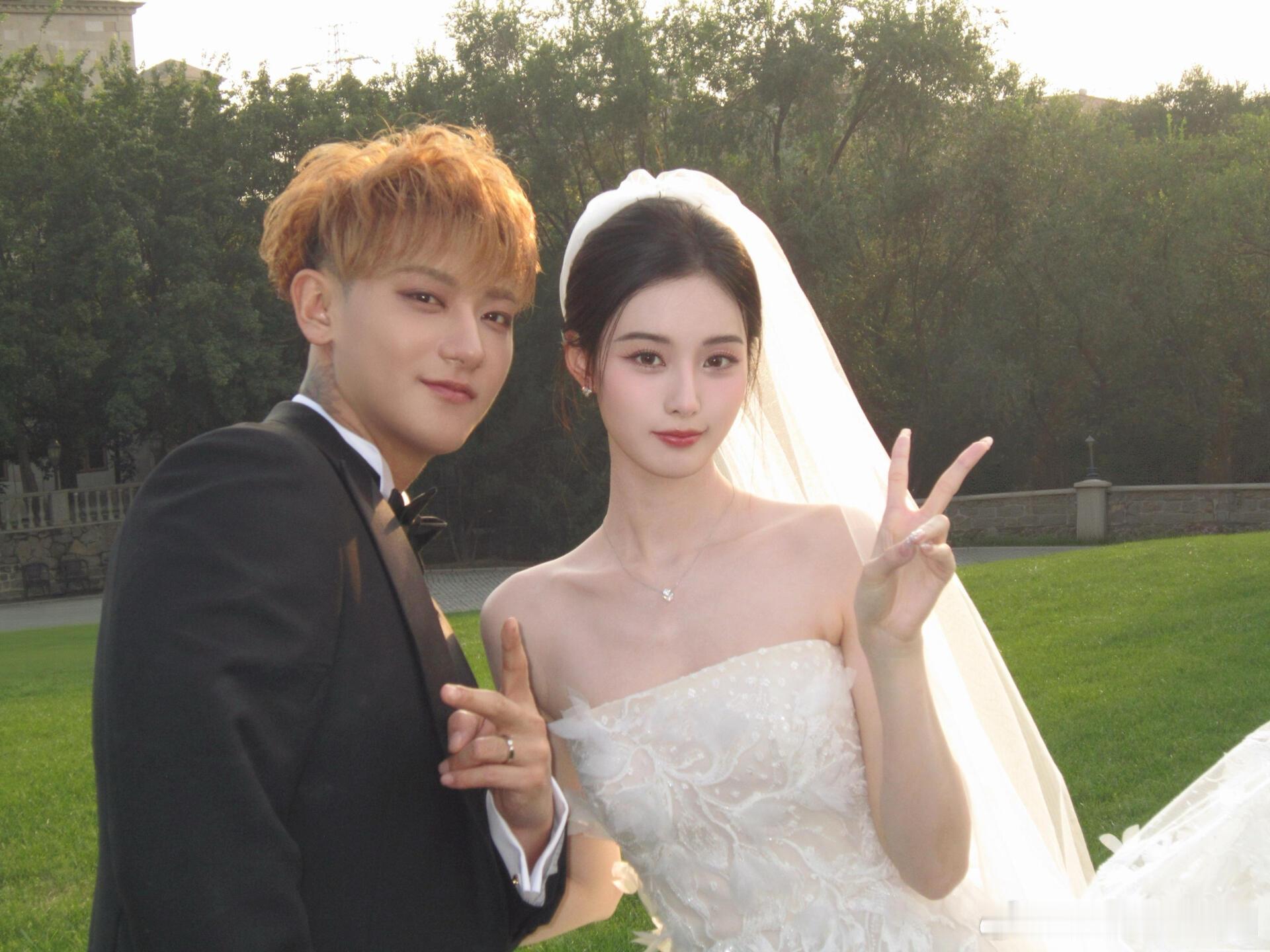 徐艺洋发的这组好看诶黄子韬徐艺洋婚纱照 全是右脸 ​​​