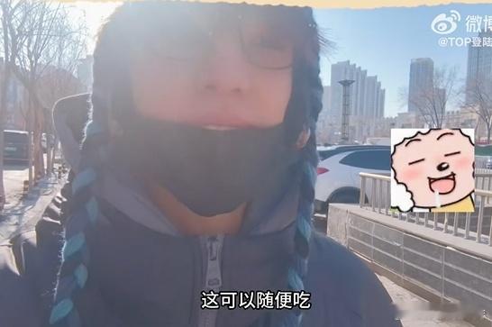 张泽禹哈尔滨打卡东北盒饭家乡味永远最香张泽禹在哈尔滨吃盒饭吃得一脸满足这画面也太