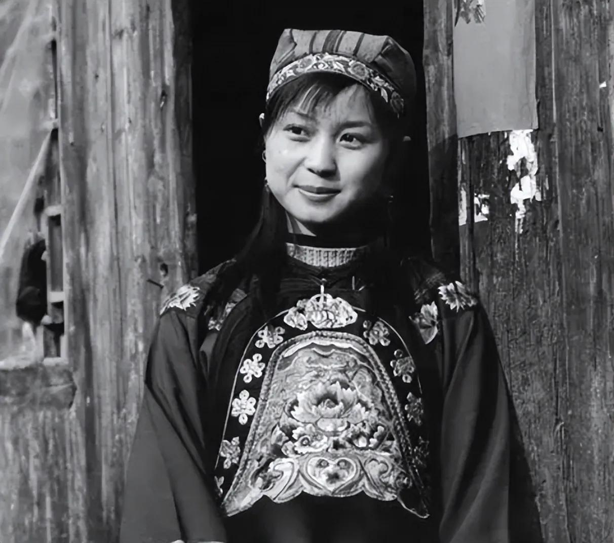 1943年，江西一女土匪因为年轻漂亮，就放话说：“和我睡可以，一不要钱，二不要物