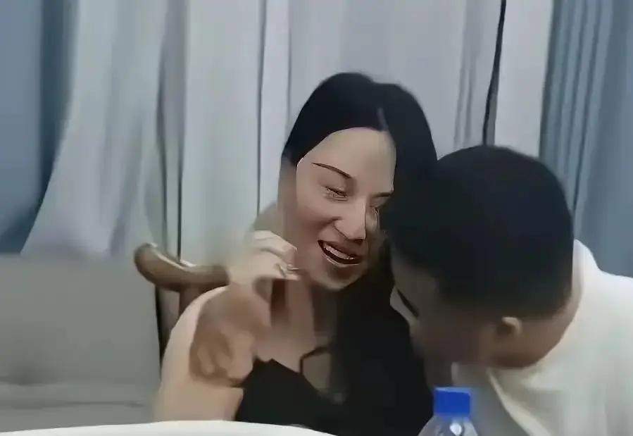 故事开始于一次聚餐，回忆往昔，尽是遗憾。

于是爱意随风起，情不自禁相拥，你说发