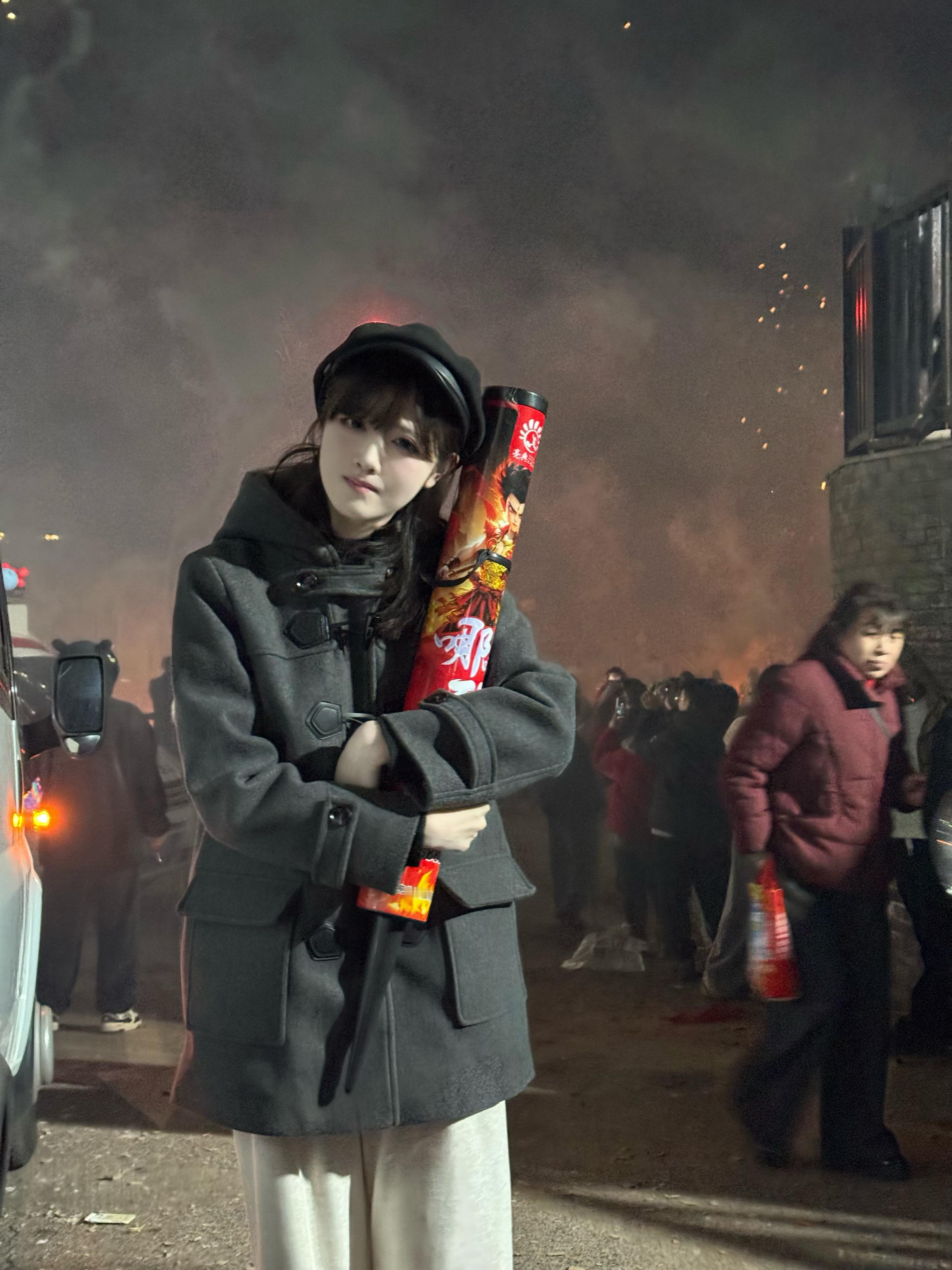 大家除夕快乐呀！🧧吃完年夜饭就跟家里人出去放烟花了，雯子哥已经被熏得睁不开眼了