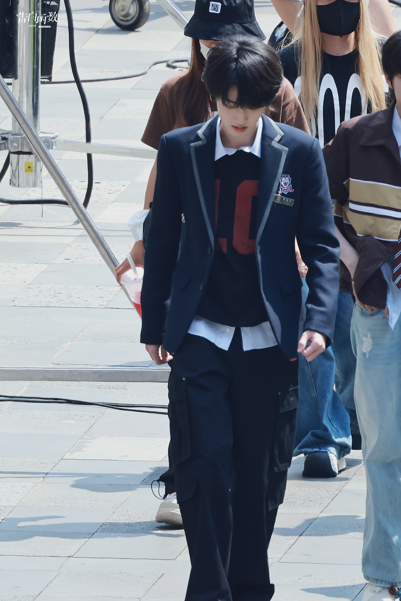 左奇函校园制服造型左奇函的校园制服造型完全欧巴～无论是藏青西装的痞帅学长感，还是