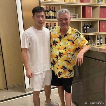 据传闻，赵本山的贴身护卫曾是散打界的佼佼者，不仅担任过高级教练职务，更荣膺全国武