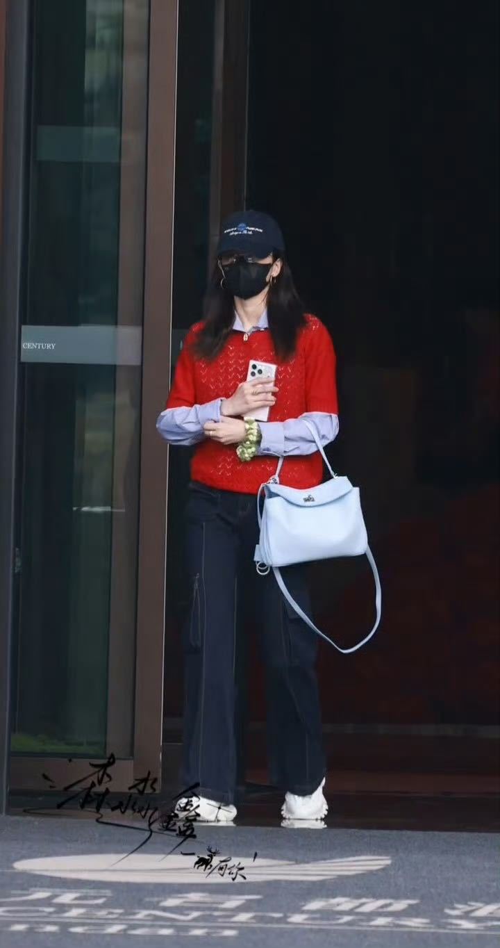 白鹿腿怎么了白鹿走路姿势 白鹿今天走路姿势不太对，好像腿使不上劲。明明走起来都费