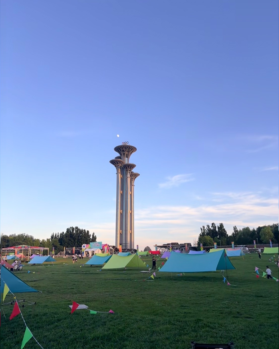 北京奶奶闺蜜奥森凌晨热血局  北京连日高温挡不住球迷奶奶！熬夜观赛 + 全天打卡