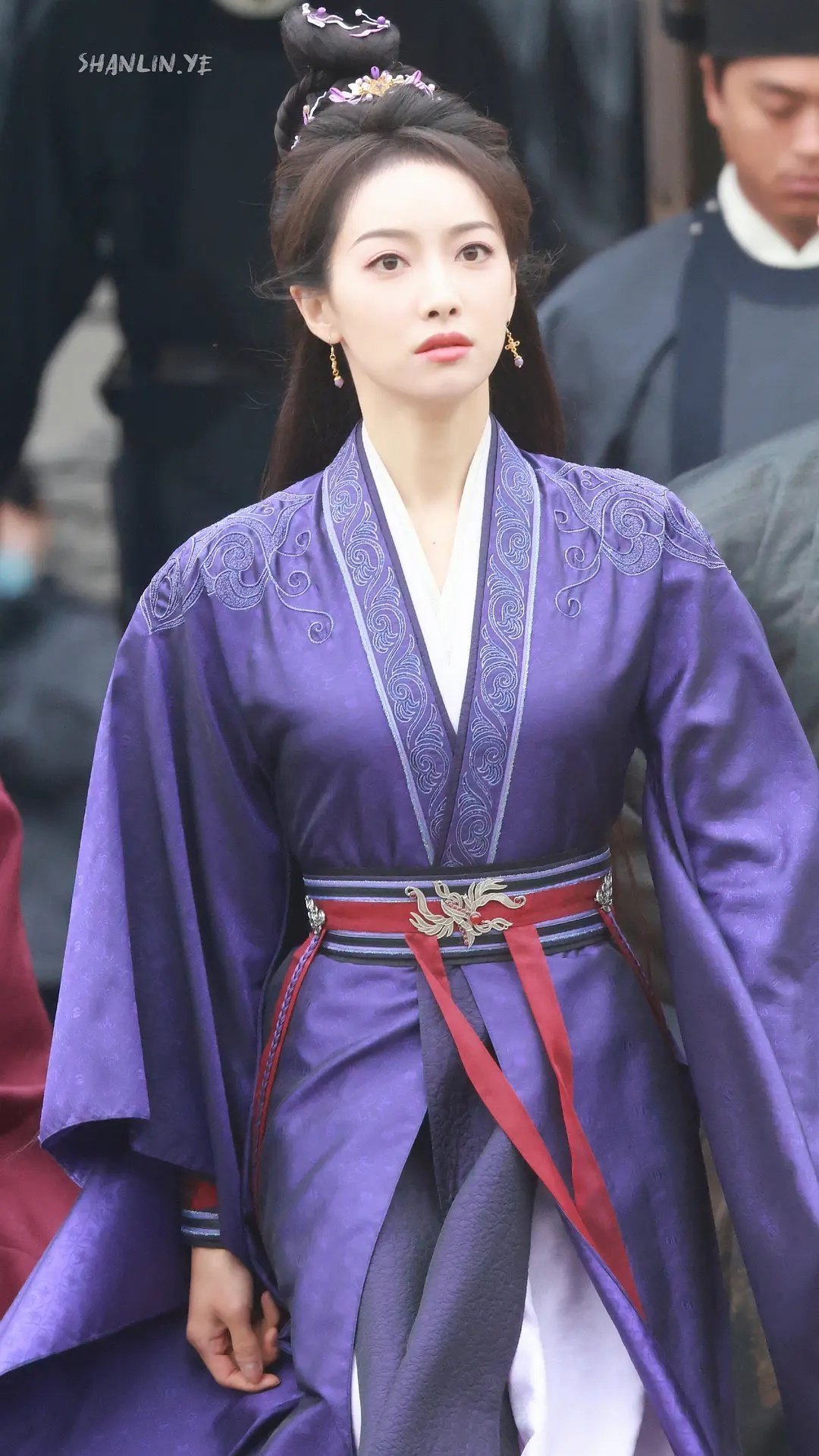 宋茜这身好帅，感觉气场好强，跟之前那套紫色的是完全不同的两个味道[哇]期待《山河