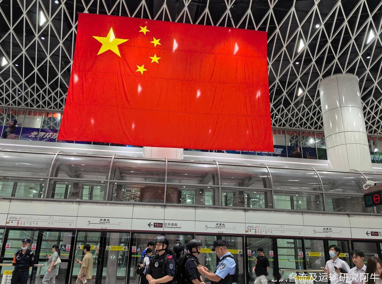 网友；今日（2025-09-26，周五，晴间多云）18：06-15分，深圳地铁1