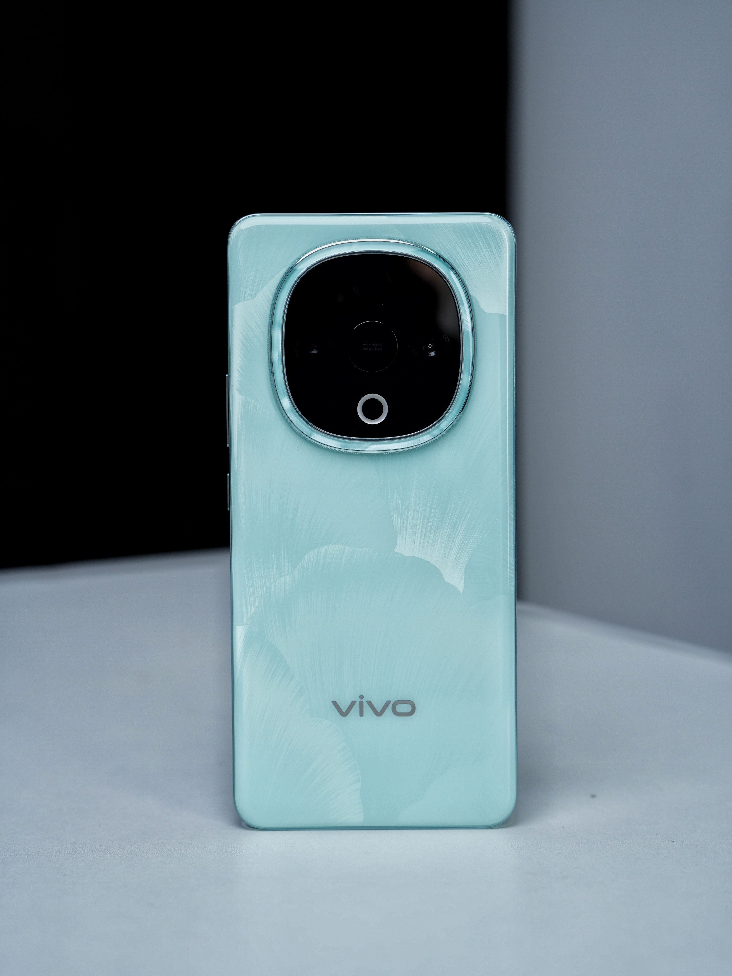 vivo Y300  Y300青松来了，音乐手机回归，音响在摄像头模组上，3D全