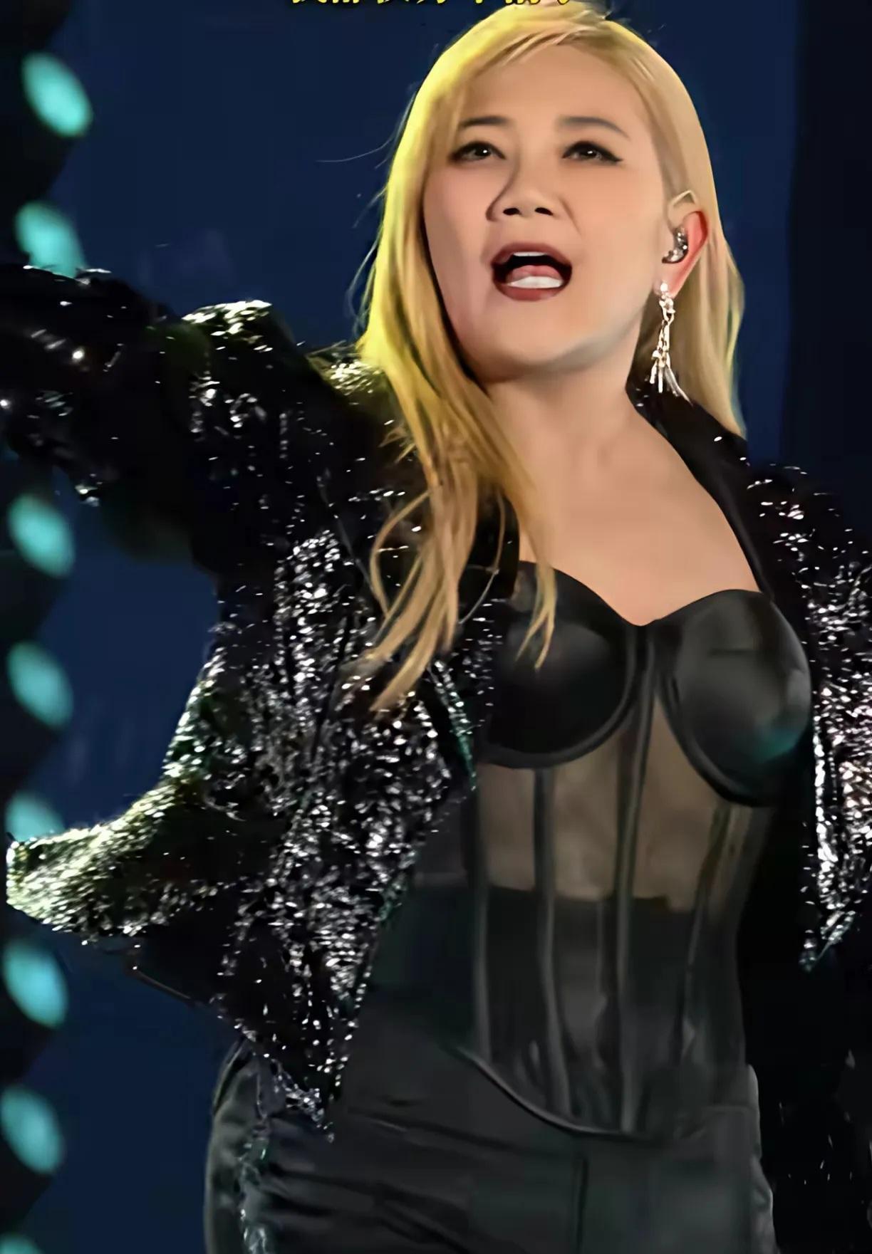 本以为是张惠妹，没想到是梁静茹，目测这体重得有180斤吧！
实话讲，这般“吨位”