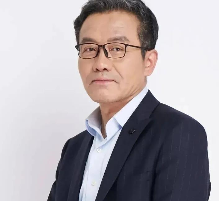 复旦教授王德峰的一番话，直接点中了现代人的心坎：真正的贫穷不是没钱没房，而是脑袋
