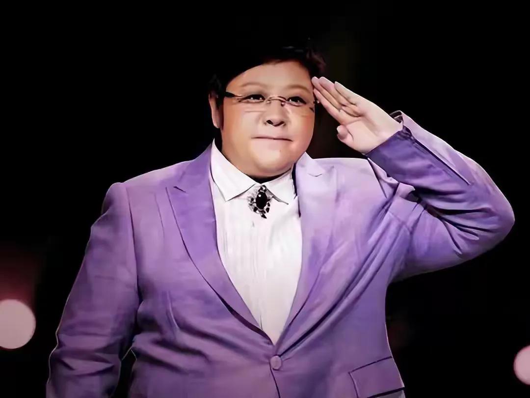 韩红，艺坛清流，善行典范。捐30辆救护车刚4天，新书签售会短袖短裤亮相，却引非议