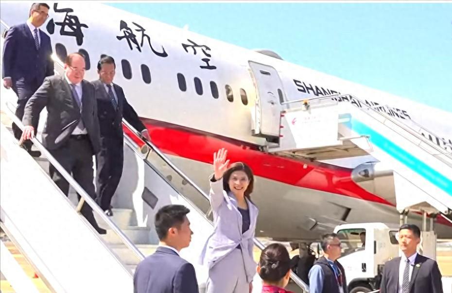 国民党官方发布的随行名单中，除核心党务骨干外，“九二共识” 名词提出者苏起的加入