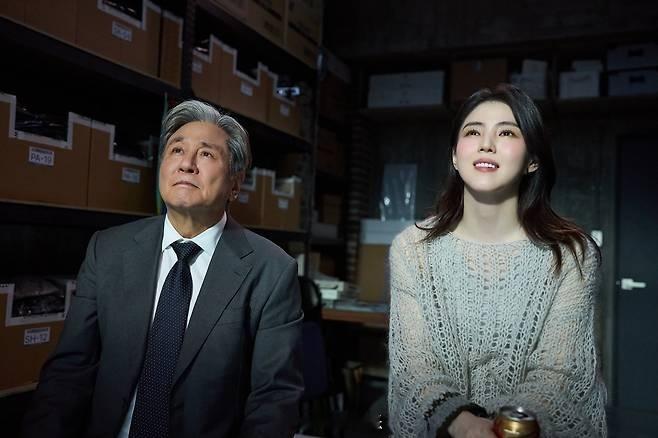 【演员崔岷植谈到与韩韶禧的合作】崔岷植表示:“在剧中，她是像女儿一样的存在”，“