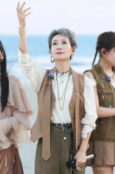 62岁的叶童，与丈夫丁克37年，期间丈夫出轨8次，她却始终坚守婚姻，坚决不离婚。