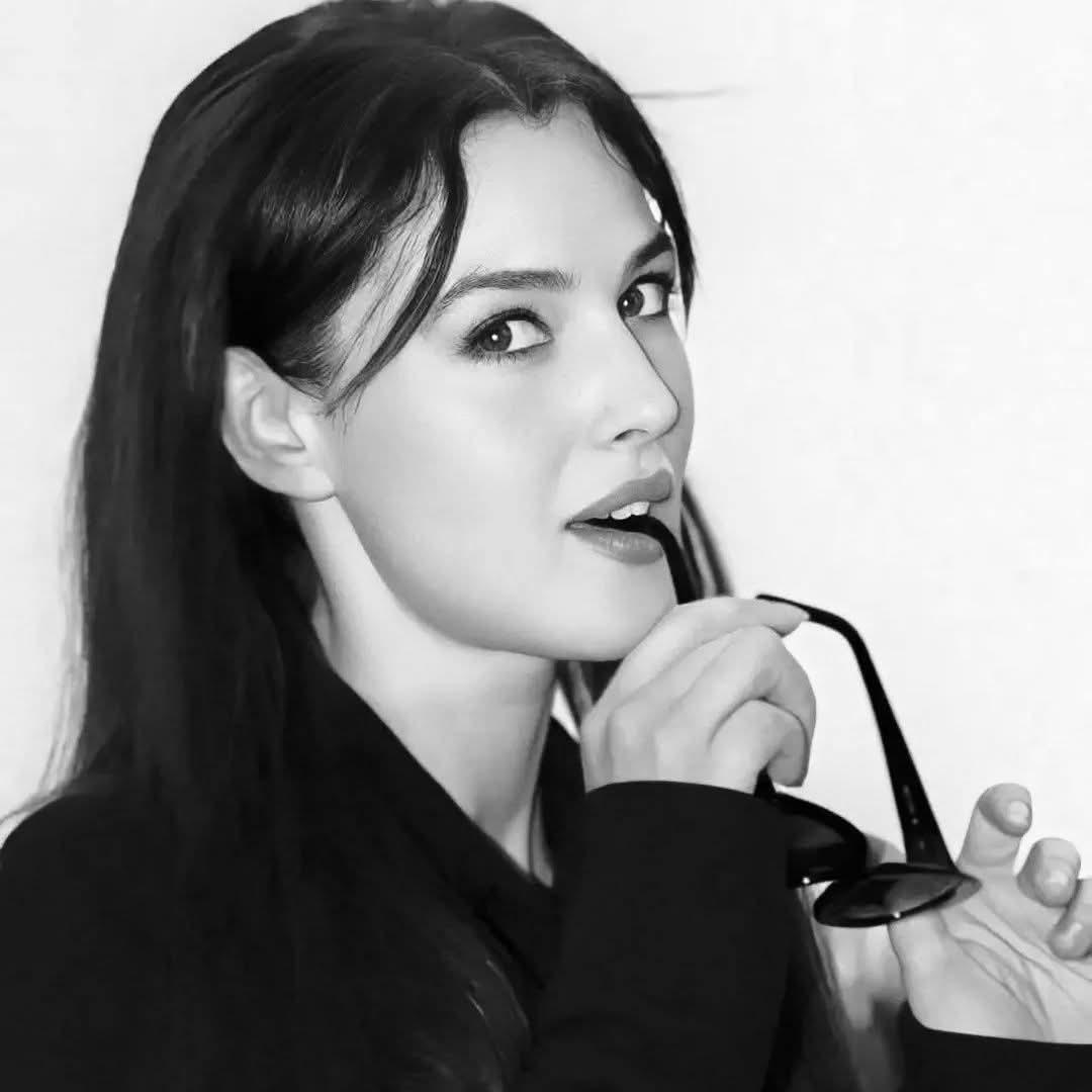 大约在2000年，莫妮卡·布鲁奇从意大利生机勃勃的文化环境中崭露头角，她兼具古典